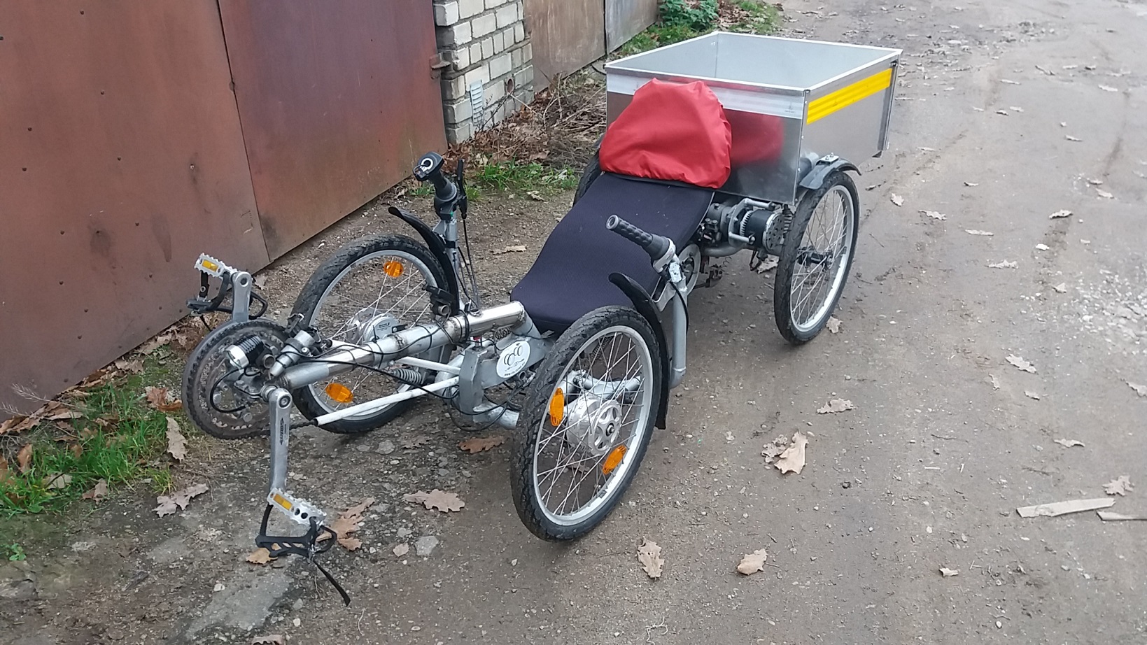 Velomoible with cargo box